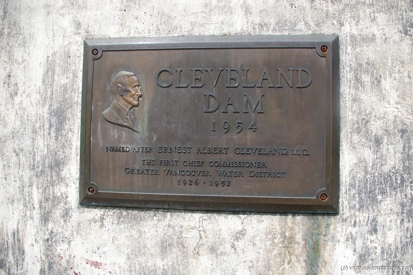 Cleveland Dam plaque.jpg