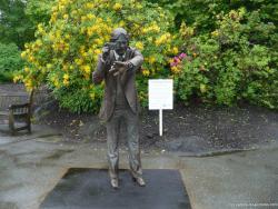 Picture-taking Photo Session statue at Vancouver's Queen Elizabeth Park.jpg